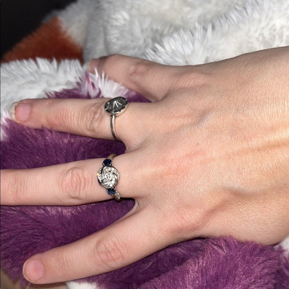 Vera Wang white gold and sapphires Accent Ring